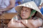 Женщина наблюдает за выступлениями юных корейских дарований на праздновании Тано